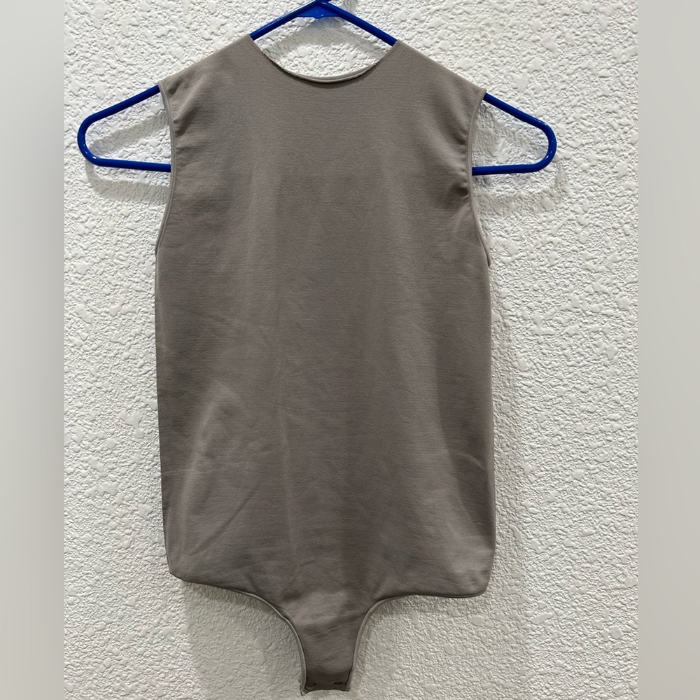 SKIMS Essential Crew Neck Sleeveless Bodysuit S/M